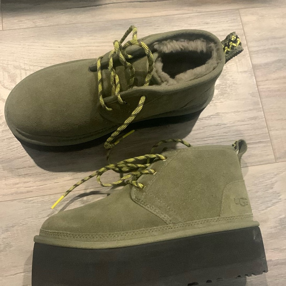 Ugg Women’s Shearling Heritage Boots - Picture 4 of 5